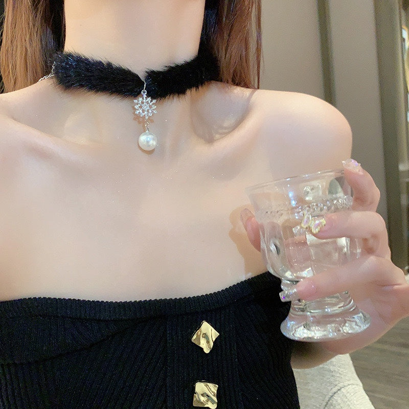 Autumn And Winter Furry Christmas Snowflake Pendant Necklace